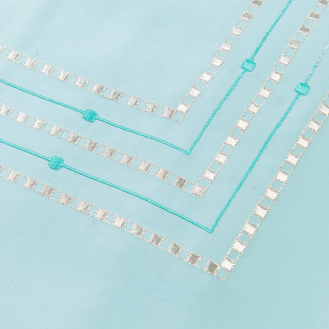 Completo Letto Ametista Azzurro Chiaro Ricamato in Raso di Cotone