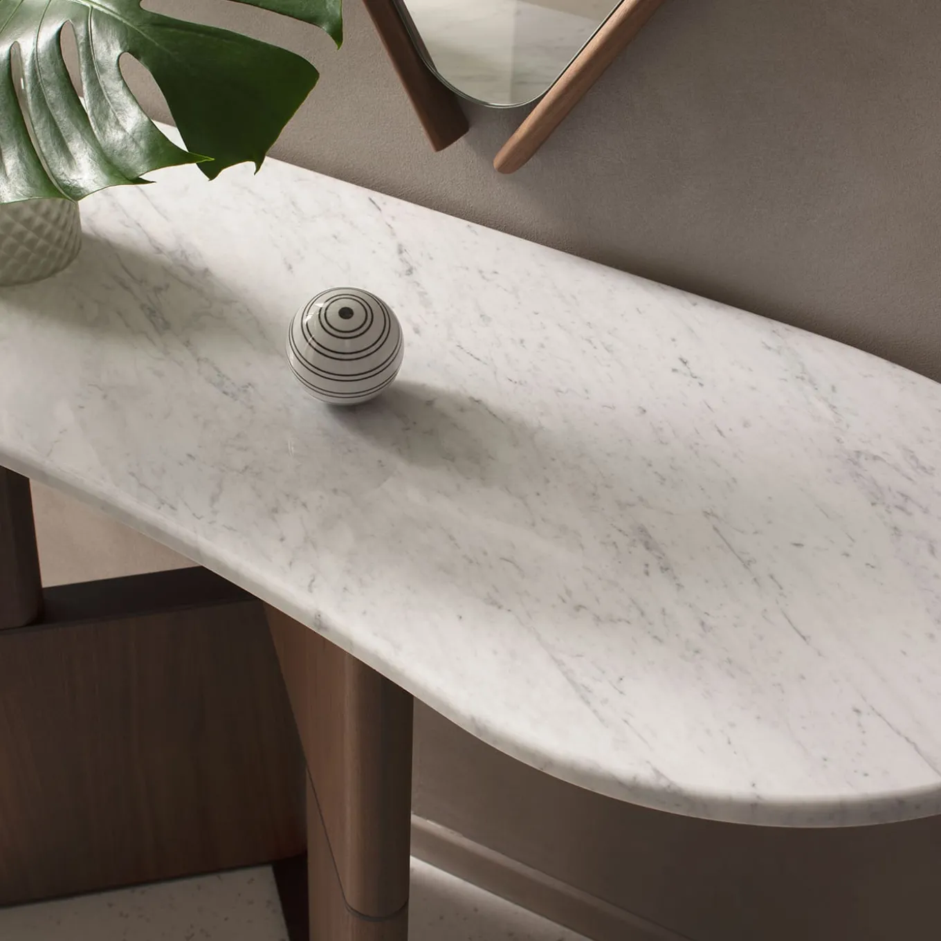 Consolle Tetris con piano in marmo e gambe in legno di noce canaletto