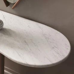 Consolle Tetris con piano in marmo e gambe in legno di noce canaletto