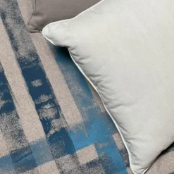 Coperta a righe con frange beige dipinta a mano