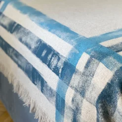 Coperta a righe con frange beige dipinta a mano