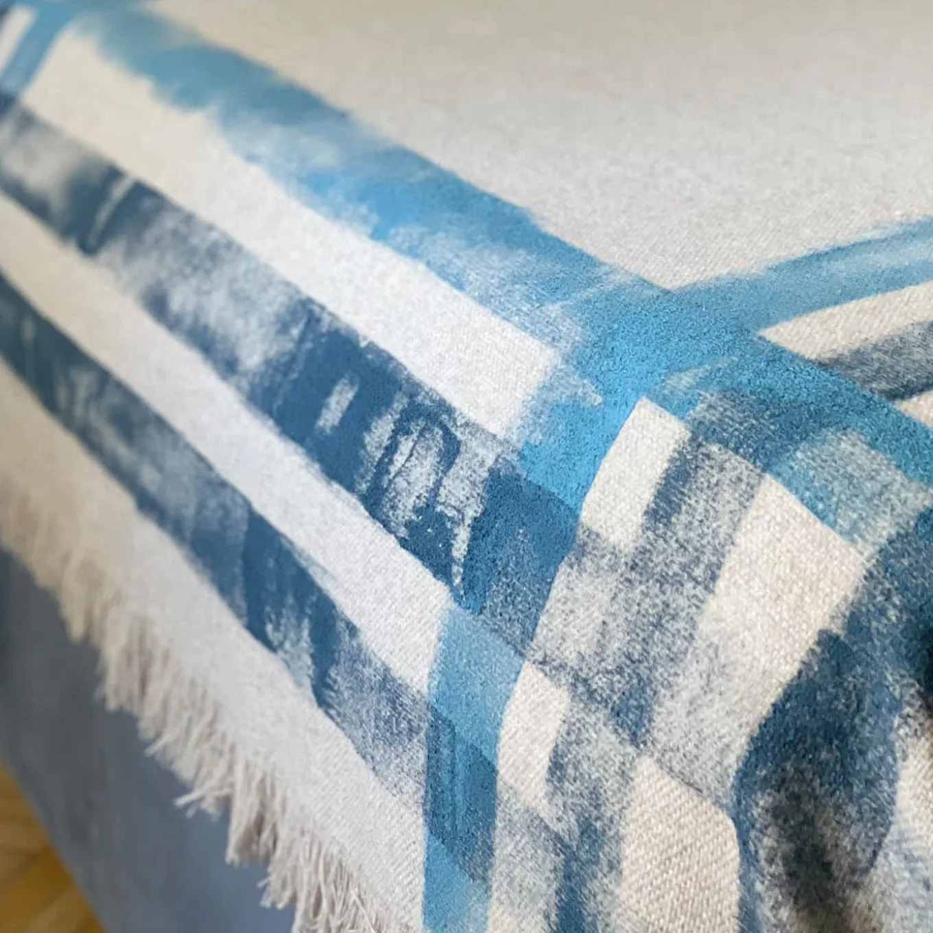 Coperta a righe con frange beige dipinta a mano