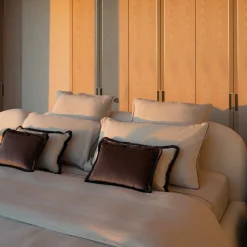 Coperta con frange a banda rossa