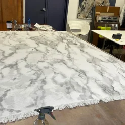 Coperta dipinta a mano grigia con frange Marmo