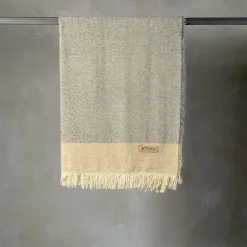 Coperta Hela con frange grigio chiaro e beige