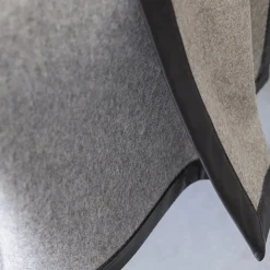 Coperta piccola Salon con orlo in pelle grigio chiaro