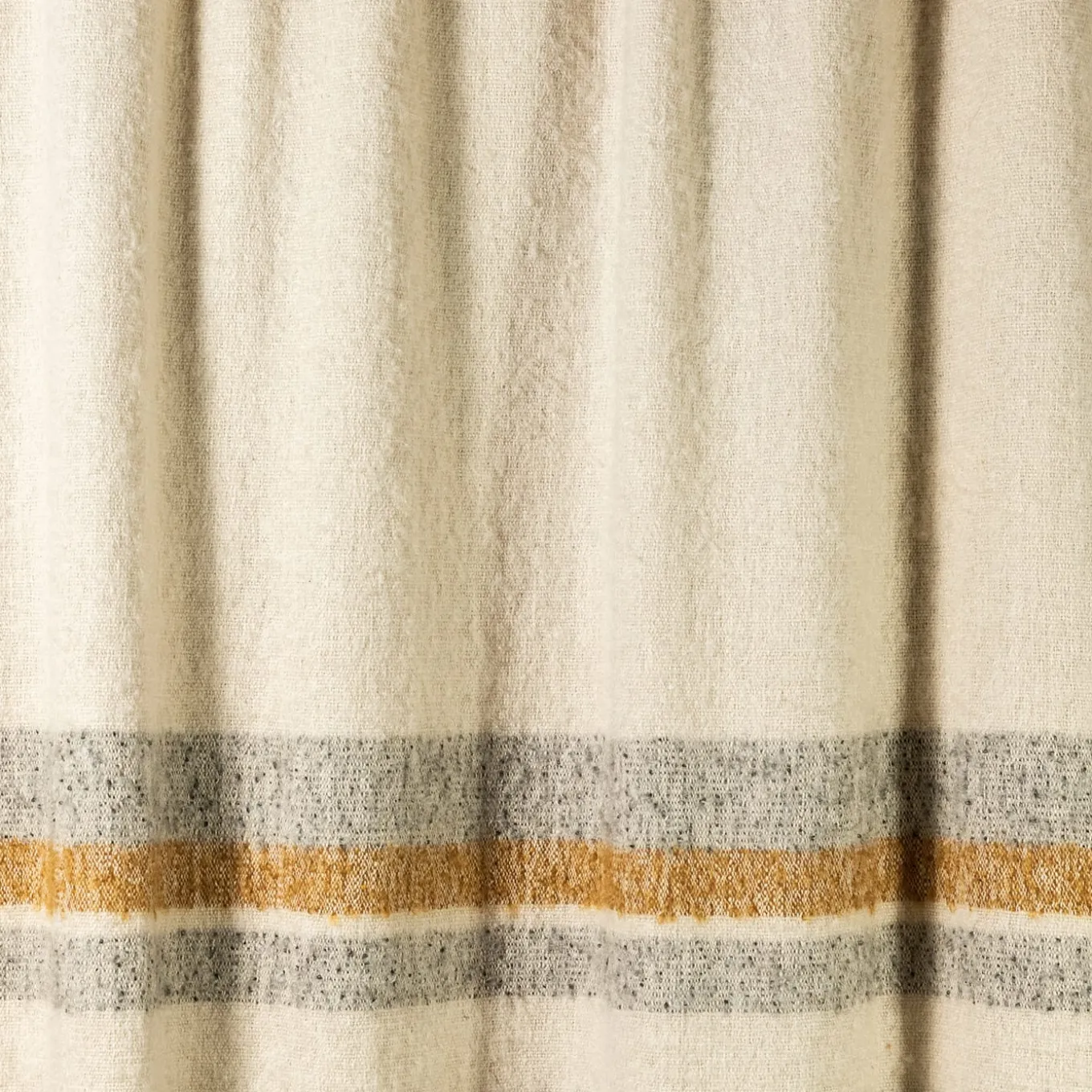 Coperta Solitudine a righe con frange in tonalità neutra