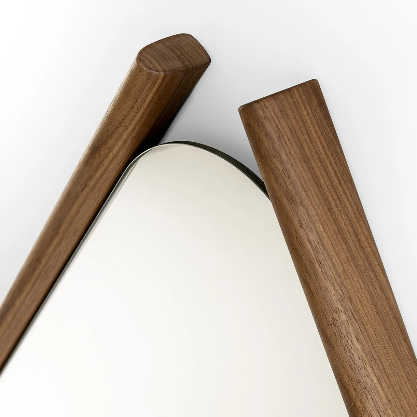 Coppia di specchi in legno Eye Bis con cornice in legno massiccio di noce