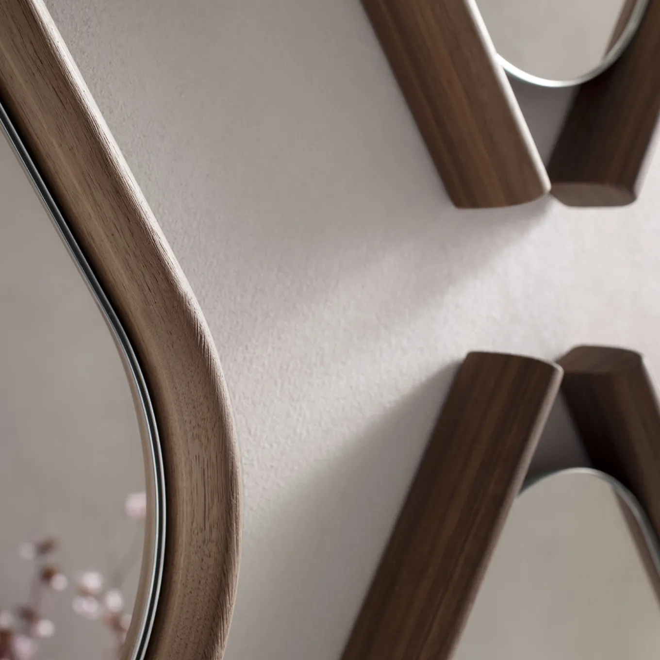 Coppia di specchi in legno Eye Bis con cornice in legno massiccio di noce