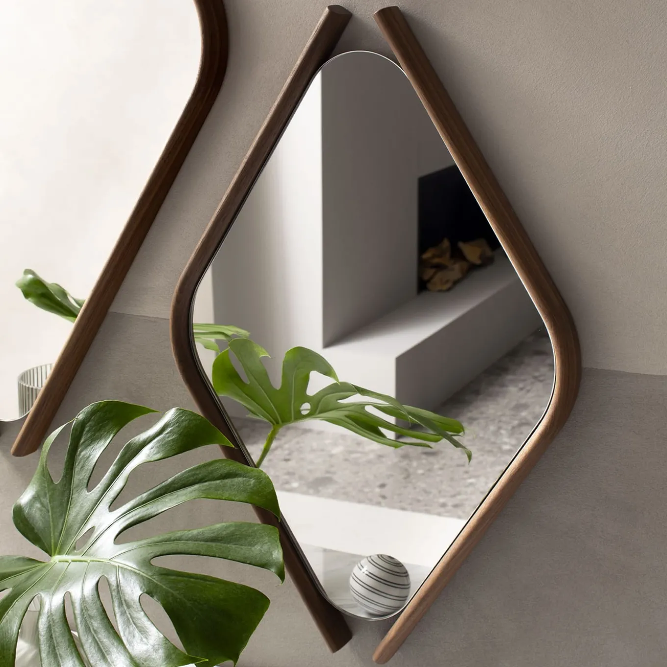 Coppia di specchi in legno Eye Bis con cornice in legno massiccio di noce