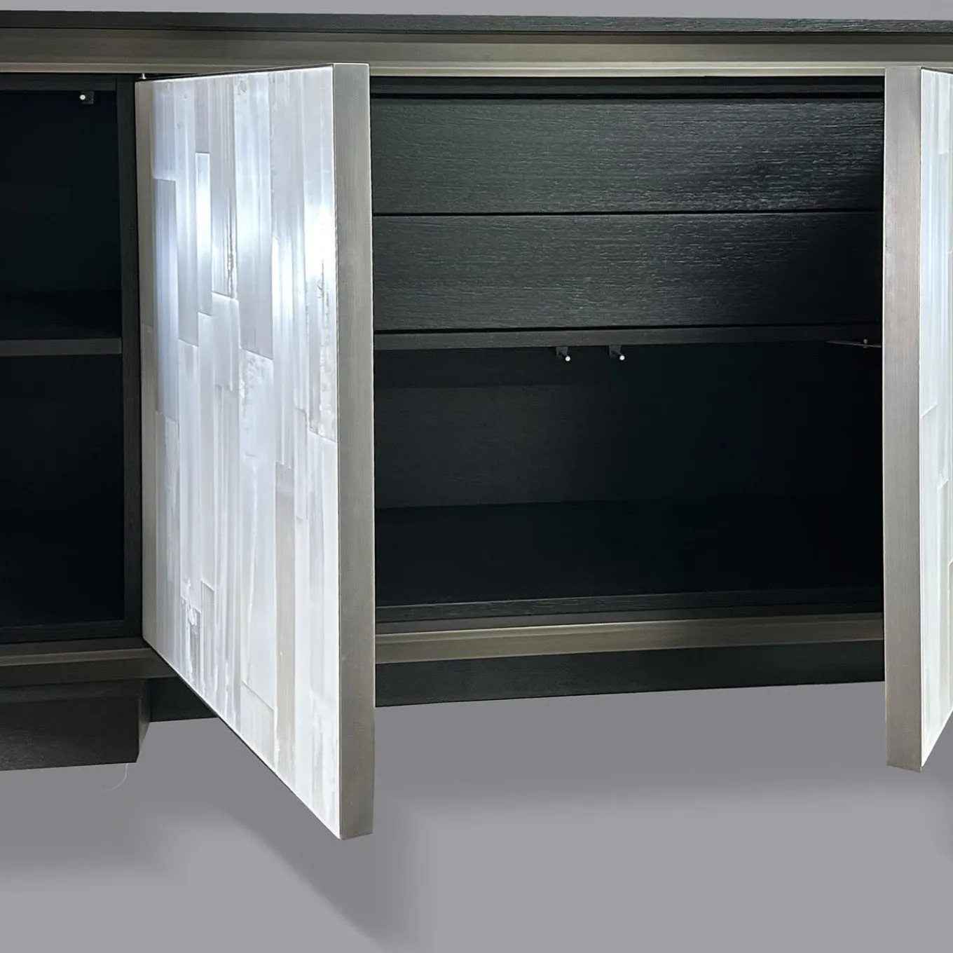 Credenza a 4 Ante After Hours in Rovere e Selenite