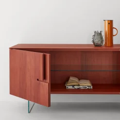 Credenza Book in noce rosso con ripiani in vetro