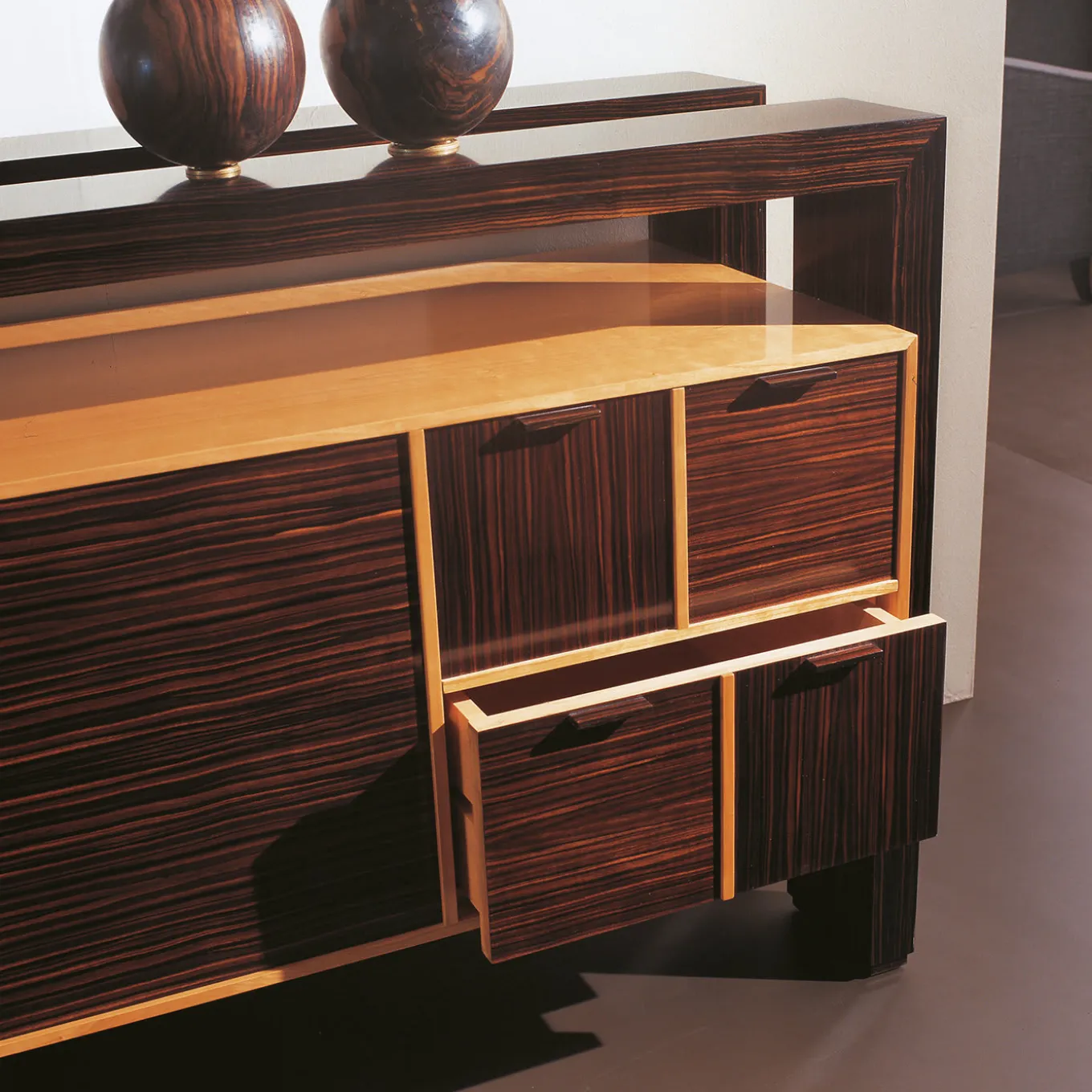 Credenza in ciliegio ed ebano