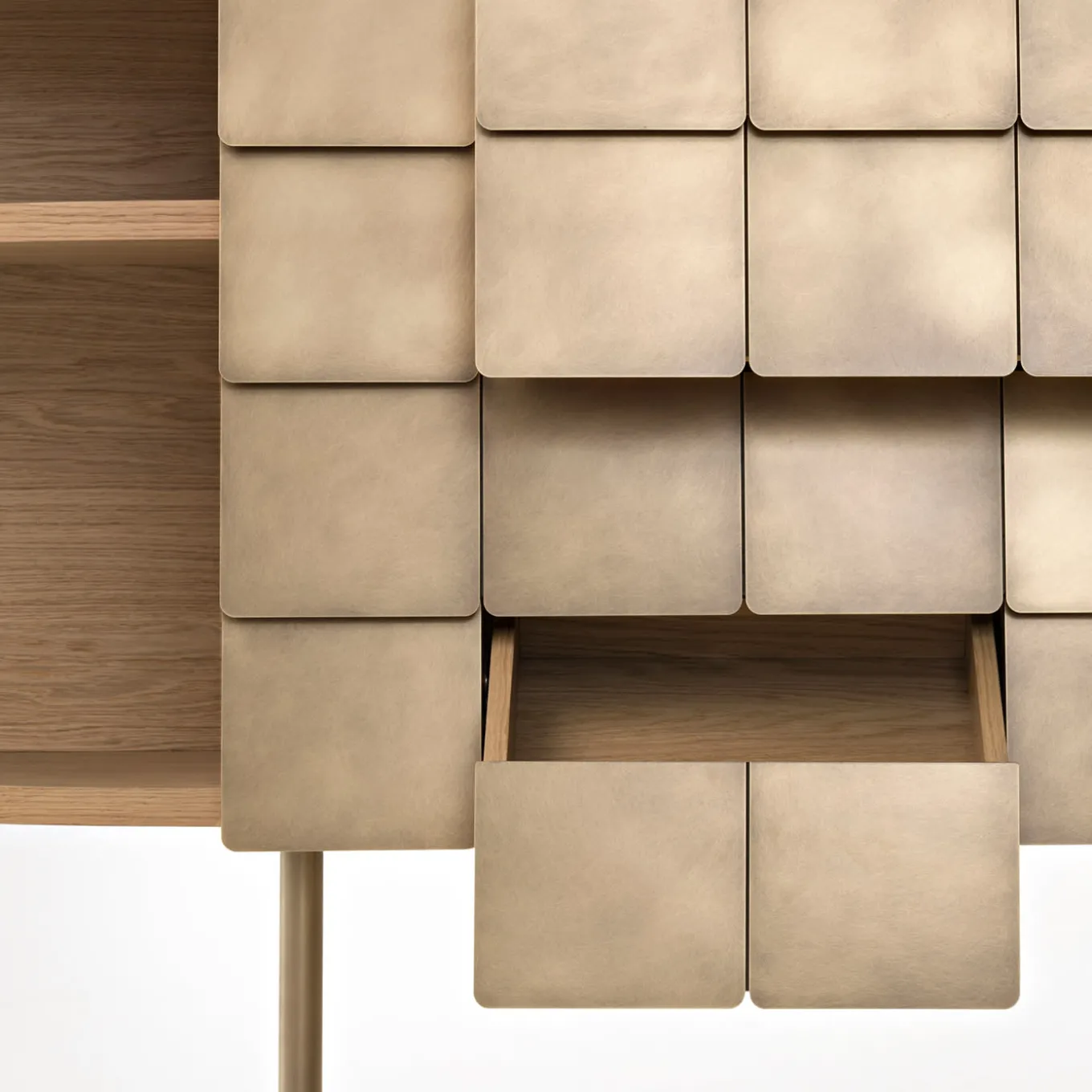 Credenza in ottone Yoroi di Alessandro Masturzo