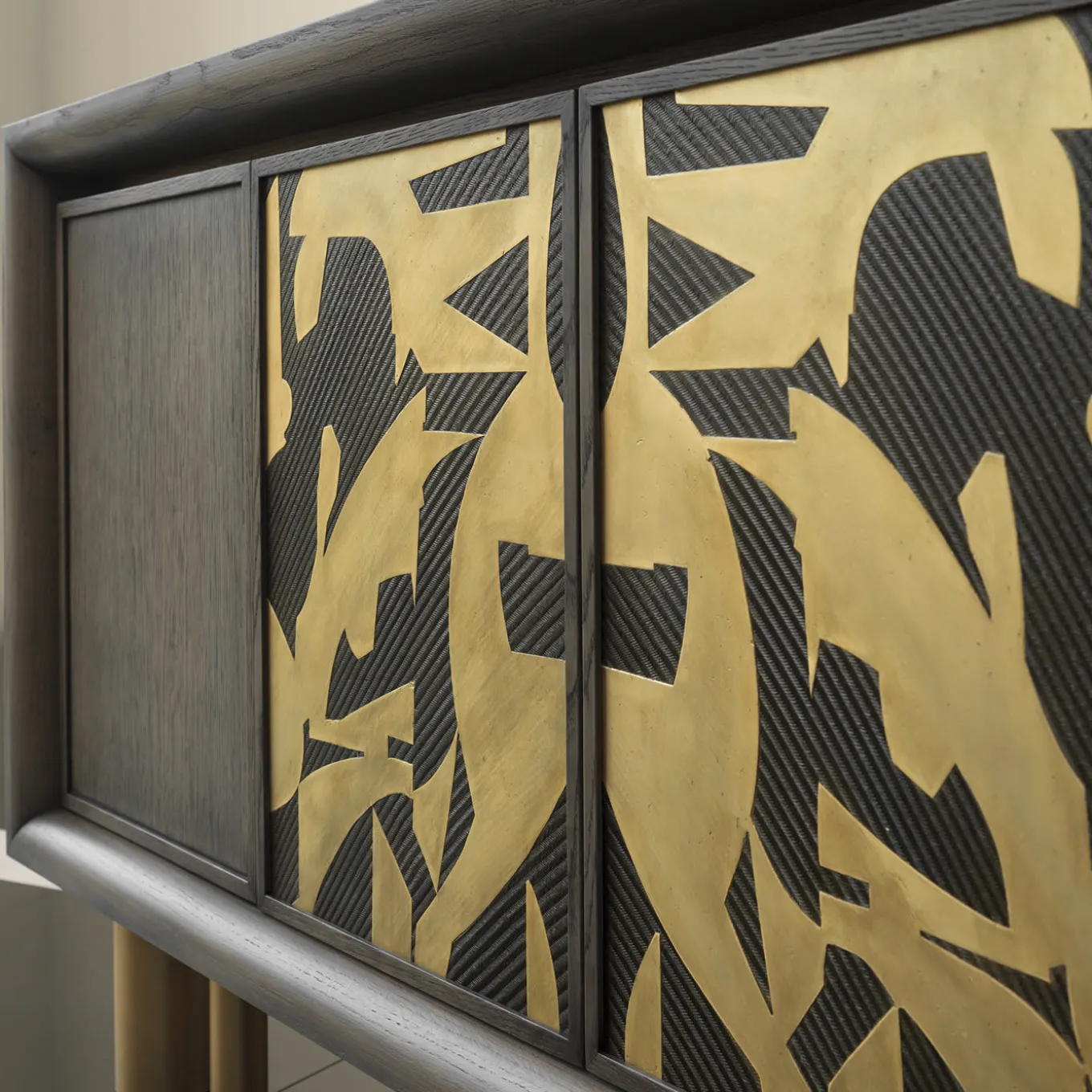 Credenza Mila in pittura astratta