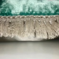 Cuscino con fiori grigi