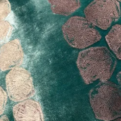 Cuscino con fiori grigi