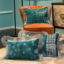 Cuscino con fiori grigi