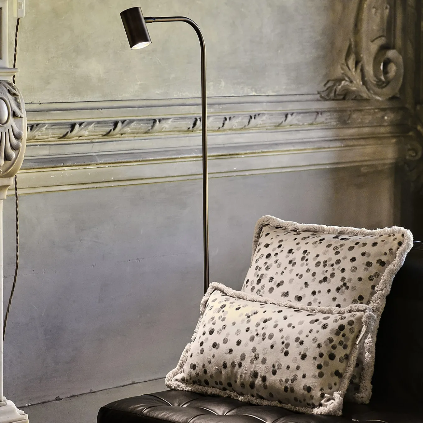 Cuscino grande con frange bianche e nere