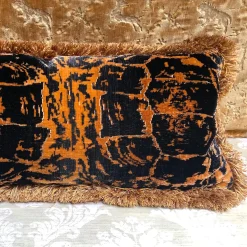 Cuscino in velluto tartaruga fatto a mano con rifiniture in marabù
