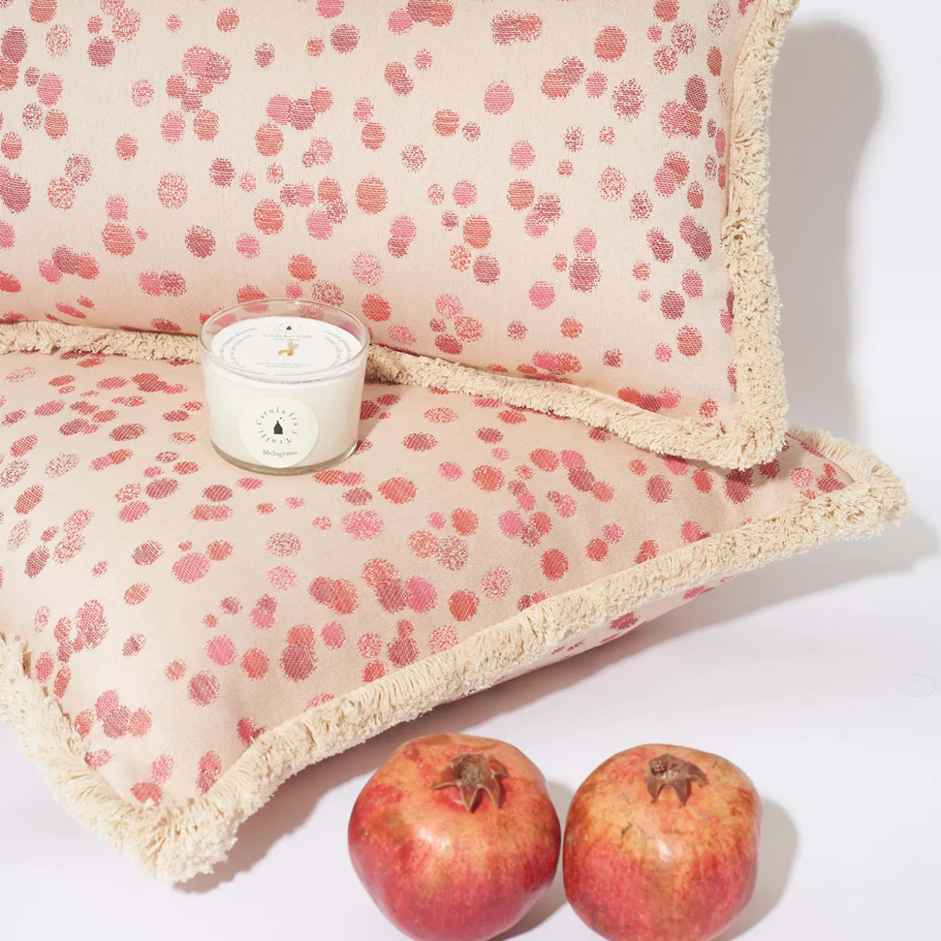 Cuscino piccolo con frange di rosa e corallo