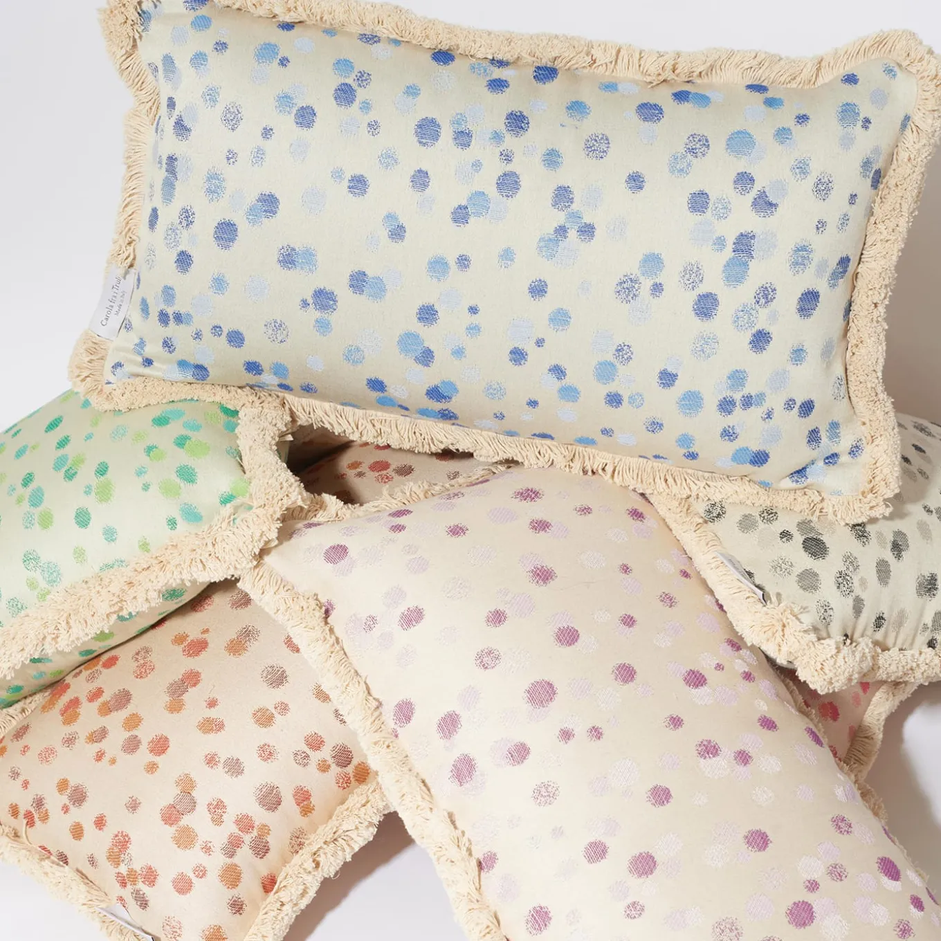 Cuscino piccolo con frange di rosa e corallo