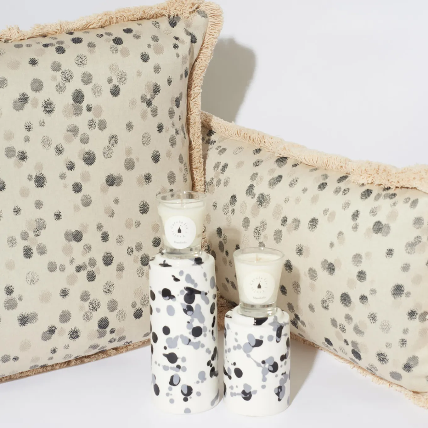 Cuscino piccolo con frange bianche e nere