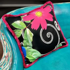 Cuscino quadrato con frange Black Flower di Carlo Rampazzi