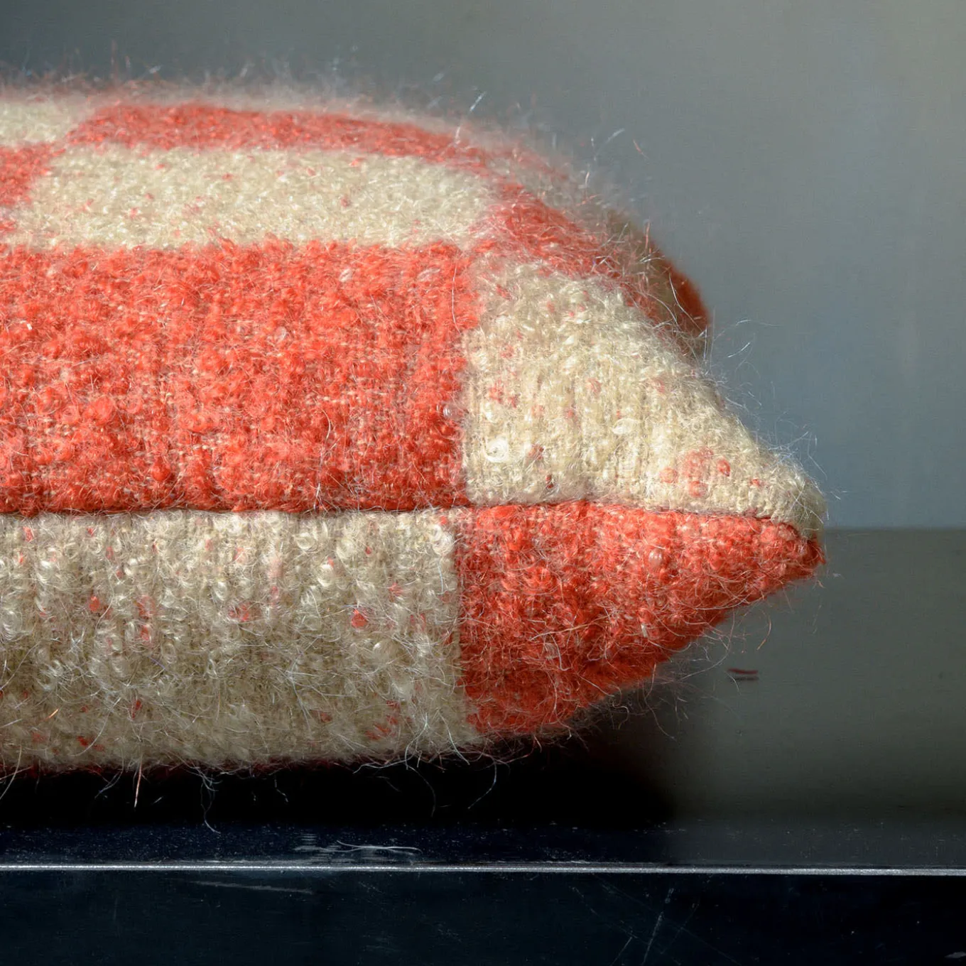 Cuscino quadrato Ronce a scacchi arancione e beige in mohair