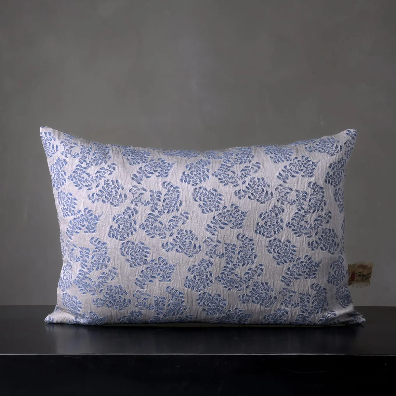 Cuscino rettangolare in jacquard blu e argentato con motivo floreale Murcia