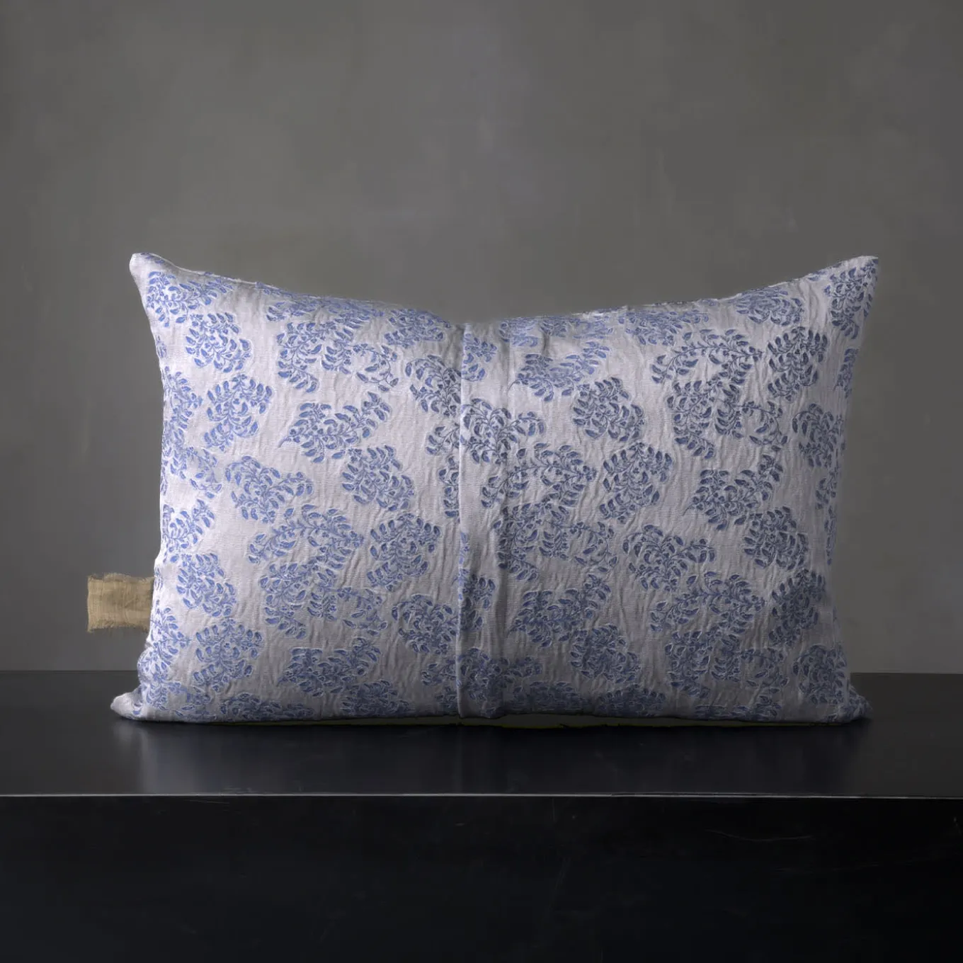 Cuscino rettangolare in jacquard blu e argentato con motivo floreale Murcia
