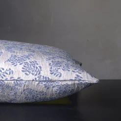 Cuscino rettangolare in jacquard blu e argentato con motivo floreale Murcia