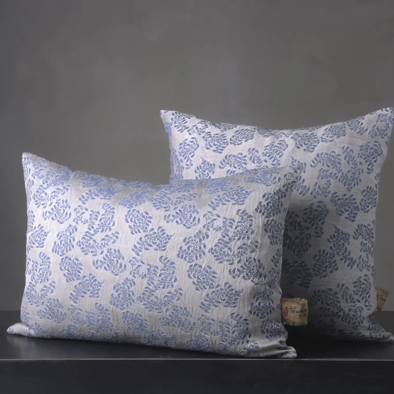 Cuscino rettangolare in jacquard blu e argentato con motivo floreale Murcia