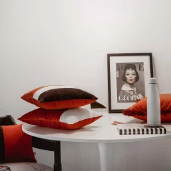 Cuscino triplo nero bianco ottico rosso mattone - Sinistra