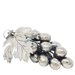 Decorazione con grappolo d'uva in argento