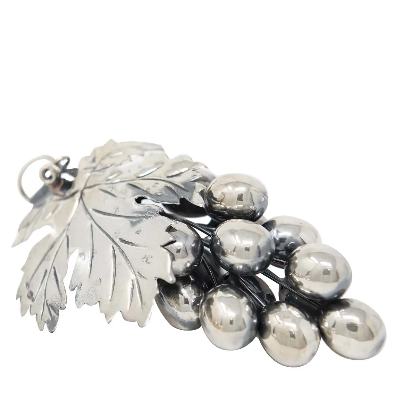 Decorazione con grappolo d'uva in argento