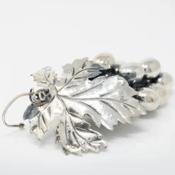 Decorazione con grappolo d'uva in argento