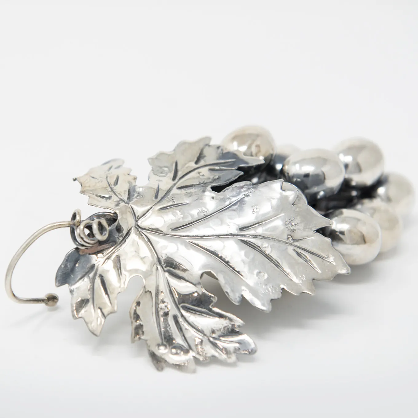 Decorazione con grappolo d'uva in argento