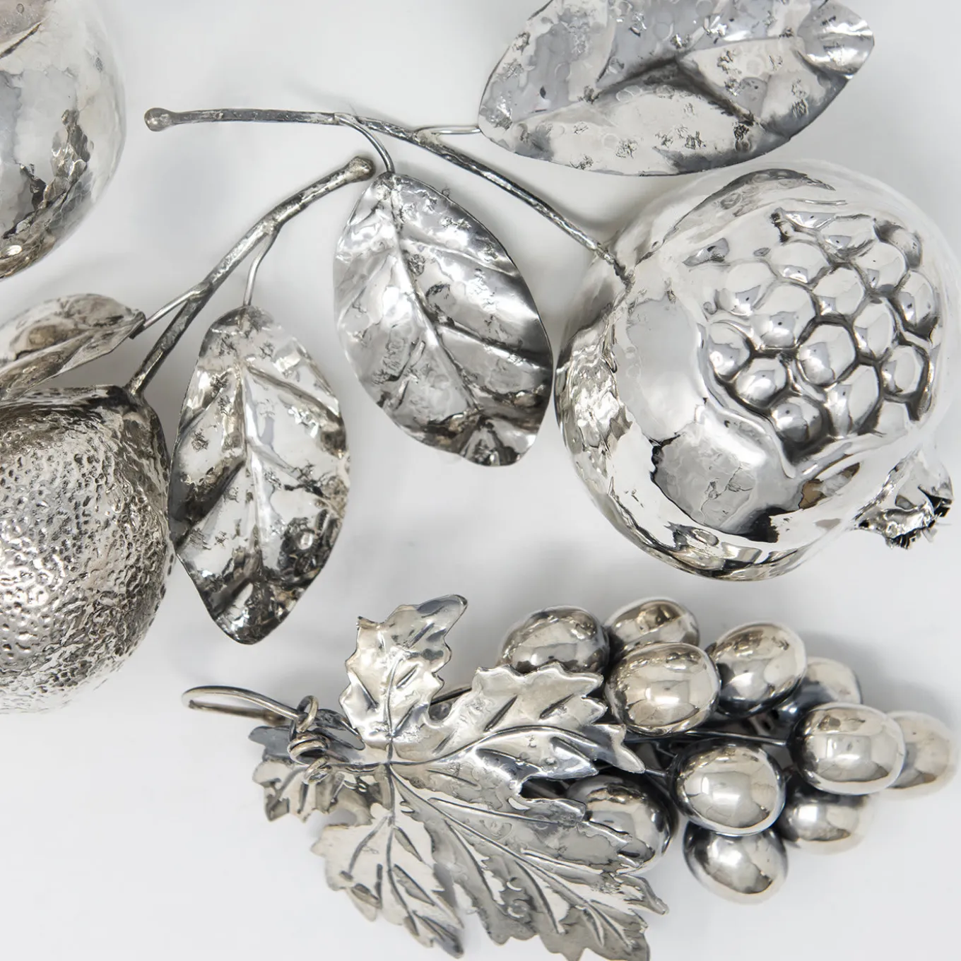 Decorazione con grappolo d'uva in argento