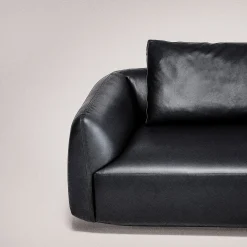 Divano angolare modulare Naxos in borgogna di Ludovica + Roberto Palomba