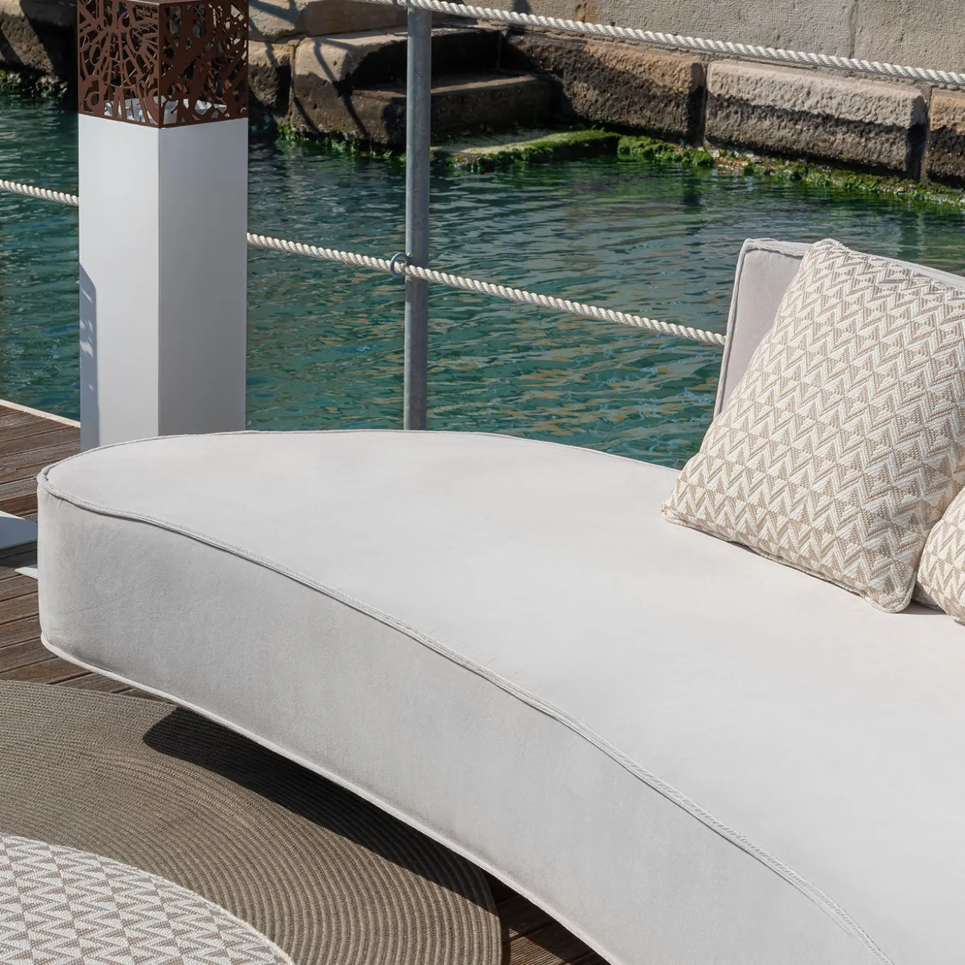 Divano da esterno Cayman Curvo in tessuto bianco con cuscini