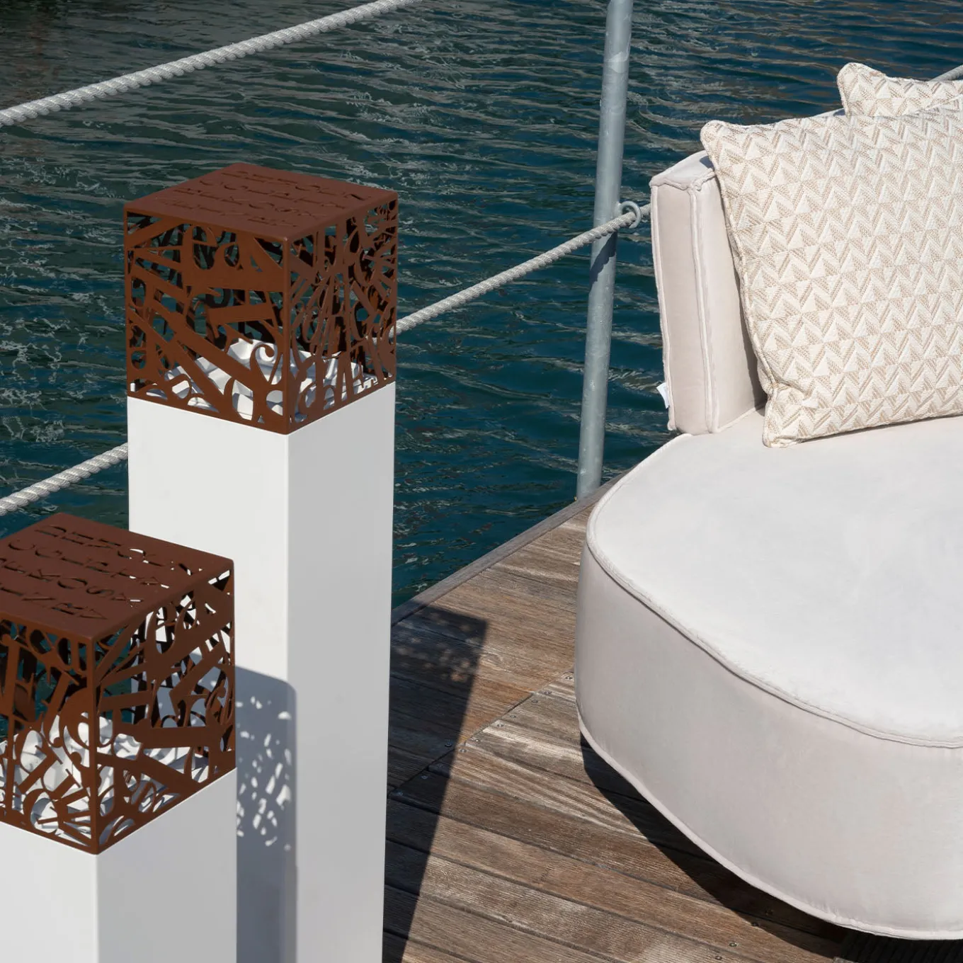 Divano da esterno Cayman Curvo in tessuto bianco con cuscini