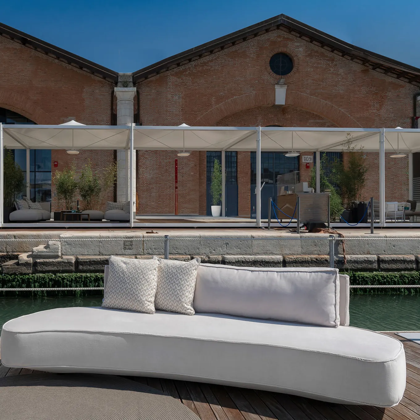 Divano da esterno Cayman Curvo in tessuto bianco con cuscini