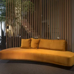 Divano Harlem Curvo in tessuto arancione con cuscini