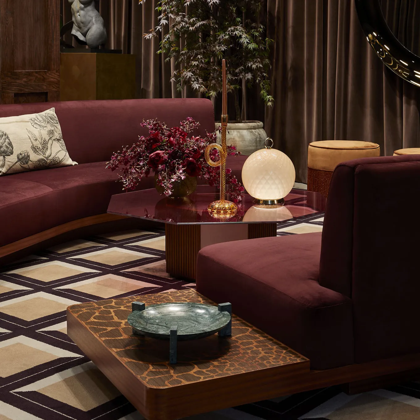 Divano Wild Side Curved Red Wine con tavolo di Lorenza Bozzoli