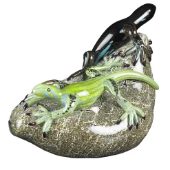 Due lucertole verdi di vetro su pietra