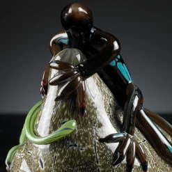 Due lucertole verdi di vetro su pietra