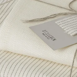 Due set di tovagliette e tovaglioli in canapa