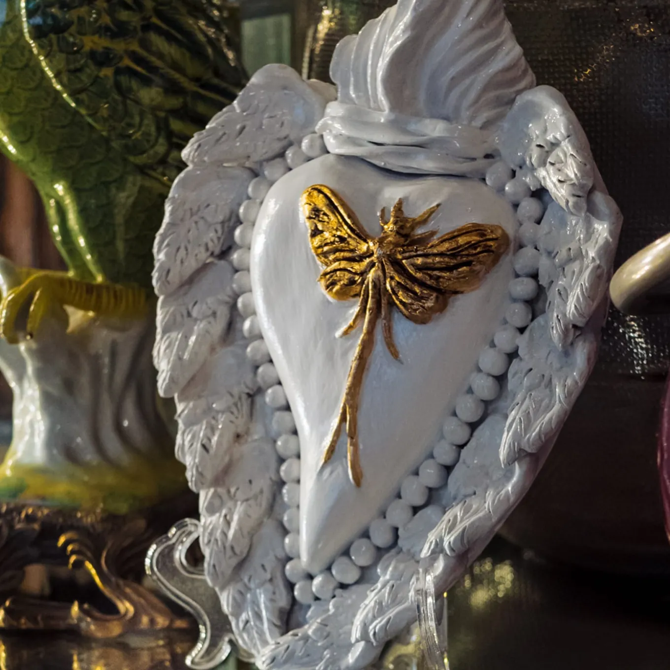 Ephemerus indossa un cuore in ceramica dorata