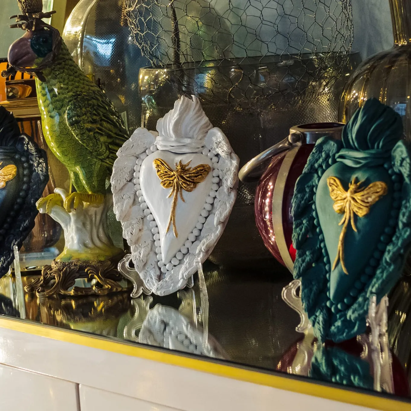 Ephemerus indossa un cuore in ceramica dorata